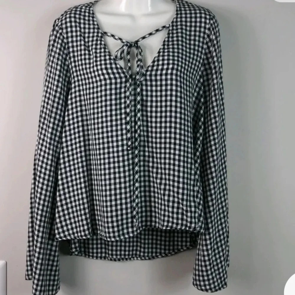 VGC Missimo L b&w checkered blouse w/bell sleeves Hi/Low hem, V-neck w/sash.